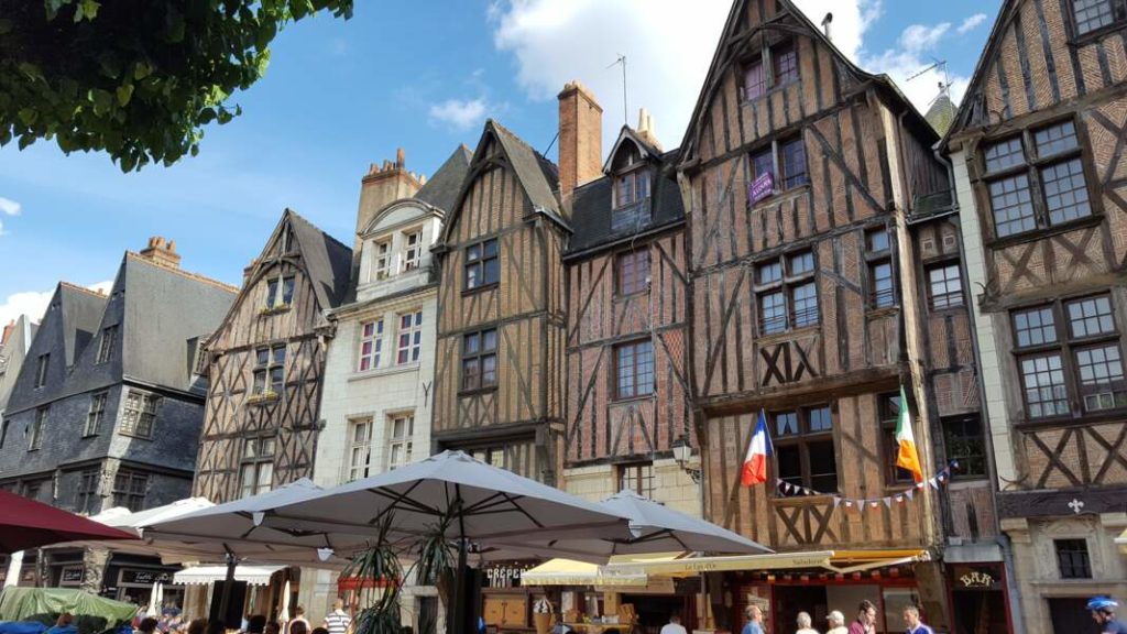 Place Plumereau à Tours avec Vintage Camper Touraine