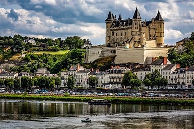 le Chateau de Saumur avec Vintage camper Touraine