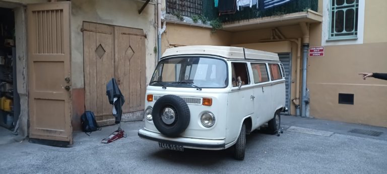 sortie de grange combi vw westfalia 1974